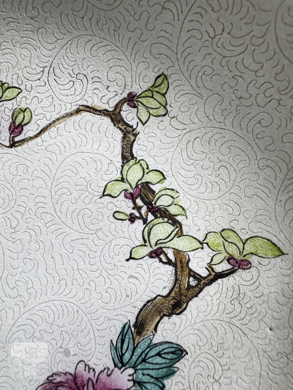 清 白地轧道粉彩花卉纹盘 - 图6